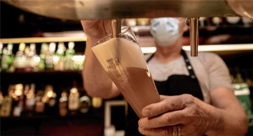 Auszapft is’ ab 23 Uhr: Um den steigenden Infektionszahlen entgegenzuwirken, hat die Stadt Rosenheim beispielsweise eine Sperrstunde für Gastronomiebetriebe verhängt. Foto dpa
