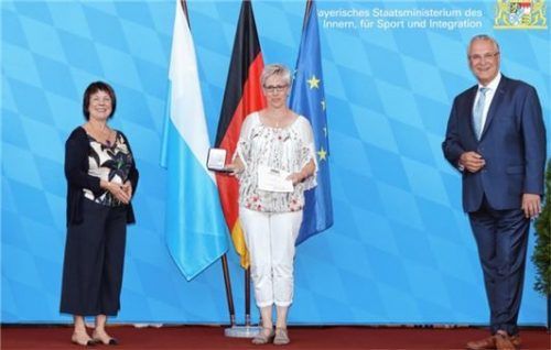 Auszeichnung in der Reitakademie München: Diana Stachowitz, Präsidentin des Behinderten- und Rehabilitations-Sportverbands Bayern, und Innenminister Joachim Herrmann ehrten die Kolbermoorerin (Mitte).