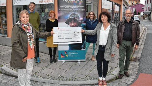 Bei der Scheckübergabe: (von links) Dr. Beate Burkl, Vorsitzende des Fördervereins, Helmut Enzinger (Weltladen), Marianne Stohrer (Weltladen), Regina Georg, Zweite Vorsitzende des Fördervereins, Monika Stöckl vom Patenprojekt Wipalla und Dr. Wolfgang Schittenhelm, Dritter Vorsitzender des Fördervereins. Foto Schlecker