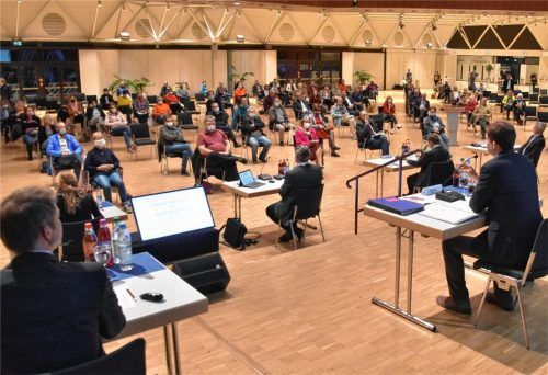 Bei der Versammlung für den Stadtbereich Nord: Rund 100 Bürger haben an der Veranstaltung teilgenommen. Oberbürgermeister Andreas März führte durch das dreistündige Programm. Foto Schlecker