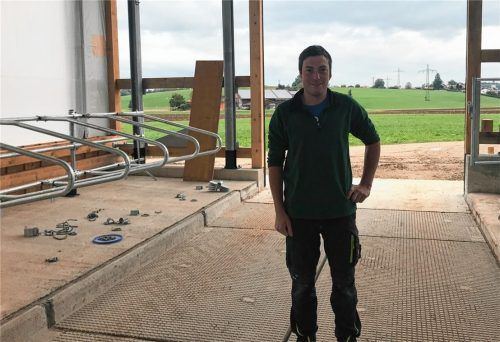 Benno Maier junior aus Prutting steht in seinem neuen Stall im Ortsteil Bamham. Sieben Monate arbeitet er schon daran. Bis Ende des Jahres soll alles fertig sein.Foto Schöne