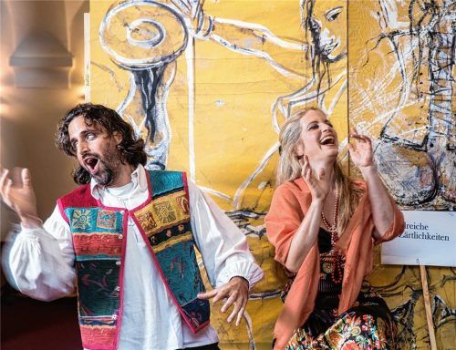 Bernhard Teuflund Sieglinde Zehetbauer singen und spielen die lebhafte, heitere Handlung von „Scherz, List undRache“. Foto Zehetbauer