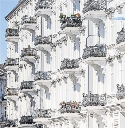 Besonders gefragte Immobilie: Ein Wohnhaus mit Altbauwohnungen. Foto Markus Scholz/dpa