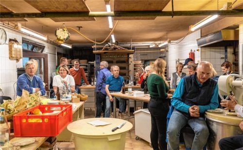 Besuche bei lokalen Produzenten – hier zum Thema Butter und Brot – gehören zu den Aktivitäten der regionalen Gruppen der Slow-Food-Bewegung. Foto  Hilger