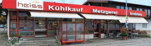 Bis 1979 befand sich Feinkost Heiss am Standort in der Langbürgnerseestraße, seither gibt es die bekannt guten Fleisch- und Wurstwaren, Käse, Feinkostsalate, Tiefkühlprodukte und vieles andere mehr im Gewerbegebiet 3 in Bad Endorf zu kaufen. Nun wird das Angebot um eine Metzgerei mit Imbiss erweitert.