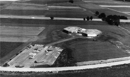 Brückner im Jahr 1970: Die bescheidenen Anfänge des Unternehmens in Siegsdorf waren diese Gebäude auf der grünen Wiese.