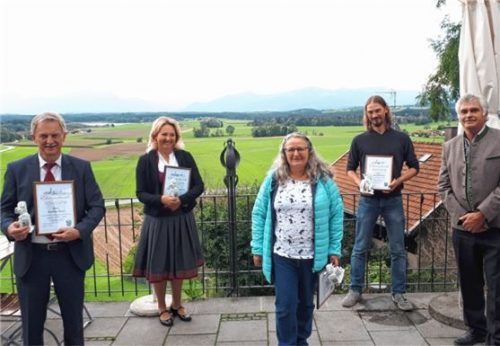 Bürgermeister Johann Murner (rechts) verabschiedet den ehemaligen Bürgermeister Matthias Maier sowie die ausscheidenden Gemeinderäte Maria Gehrlein-Holzmaier, Maria Wimmer und Christoph Eisner (von links). Foto Stübl