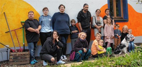 Bunte Hausgemeinschaft: Bewohner der Villa Kunterbunt in Niedertaufkirchen.Foto Gauer