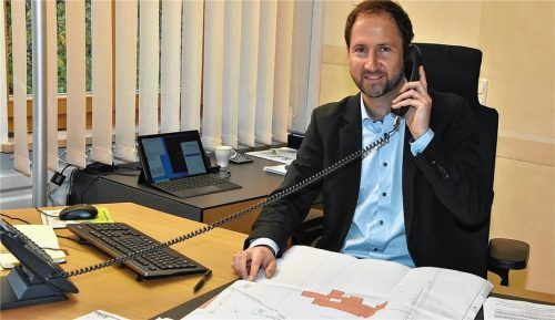 Christoph Vodermaier an seinem Schreibtisch, vor ihm ein Bauantrag. Bei der Zustimmung zu oder der Ablehnung von Bauvorhaben gilt das Gleiche wie für Corona: Bürgermeistern – und ihren Gemeinderäten – bleibt wenig Spielraum für individuelle Entscheidungen. Foto Schlecker