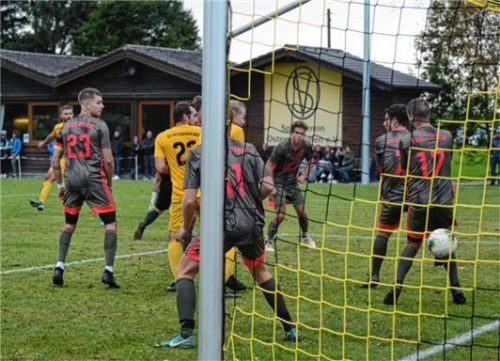 Das 2:1 für den SV Ostermünchen durch Alexander Kriechbaumer (verdeckt). Foto Ruprecht