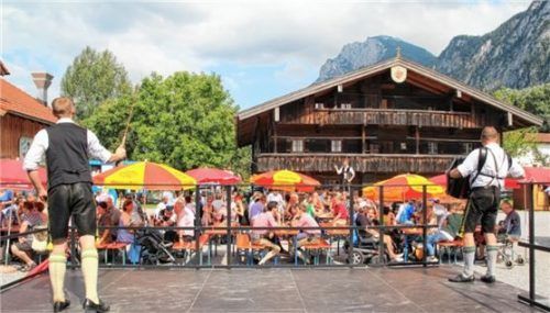 Das Blaahaus beherbergt nicht nur das Museum für Industrie und Ortsgeschichte, sondern dient auch bei Festen, wie hier 2015, als Kulisse. Foto Hoffmann