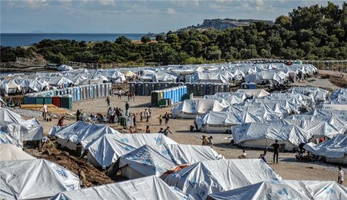 Das Flüchtlingslager „Kara Tepe“ auf der griechischen Insel Lesbos war in Windeseile errichtet worden, nachdem das ursprüngliche Lager Moria bei einem Großbrand fast völlig zerstört worden war. Derzeit wohnen dort nach Angaben des UNHCR rund 7800 Flüchtlinge und Migranten. Foto dpa