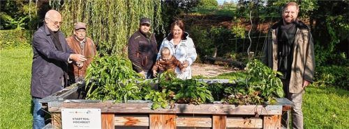 Das Hochbeet der Endorfer Au wird ehrenamtlich gepflegt. Auf dem Bild zu sehen sind: (von links) Werner Pichlmeier (Soziale Stadt Rosenheim), Johann Peschke (Mitglied der Stadtteilversammlung West), Beetpaten Stefan Juschka und Rebecca Goßner mit Alesia Juschka sowie Christian Hlatky (KBE).Foto re