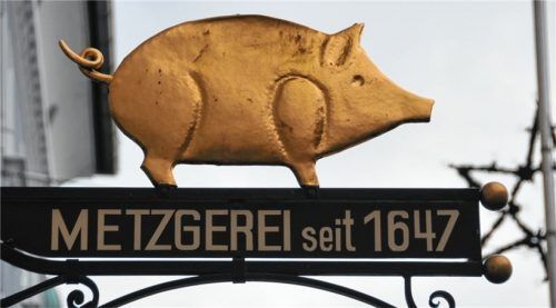 Das letzte Überbleibsel einer langen Metzgerei-Tradition: Rupert Judt aus Salzburg hat die erste Metzgerei am Ludwigsplatz im Jahr 1647 eröffnet.