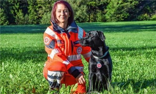Das neue Rettungshundeteam hat auf Anhieb die Prüfung bestanden: Katharina Stark und ihr Labrador Retriever Jako. Foto Kriechbaumer