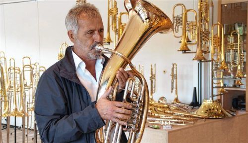 Das Probespielen gehört zum Kauf hochwertiger Instrumente. In Corona-Zeiten ist dies nur eingeschränkt möglich. Das schade der Miraphone, so Vorstand Josef Lindlmair, hier mit einem TenorhornFoto Ott