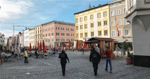 Das städtische Ordnungsamt und die Polizei kontrollieren die Passanten.