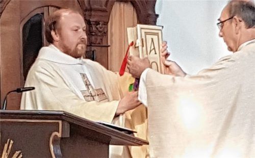 Dekan Clemens Voss (rechts) bei der offiziellen Einsetzung von Pfarrer Markus Hochheimer in Egglkofen.Foto privat