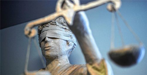 Weil ein Mann mehrmals die Notrufnummer 110 missbraucht hatte, wurde er vom Amtsgericht Rosenheim zu einer Geldstrafe verurteilt. Gegen das Bußgeld legte er Einspruch ein. Foto dpa