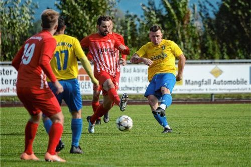 Der Aschheimer Robert Söltl, der das 2:0 erzielte zieht aus 20 Metern ab. Foto  Ruprecht