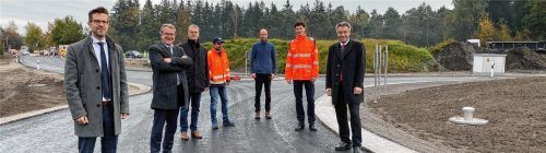 Der Bürgermeister der Gemeinde Stephanskirchen, Karl Mair, Landtagsabgeordneter Klaus Stöttner, Gerhard Kippes, Abteilungsleiter am Landratsamt Rosenheim, Thomas Amann, Technischer Leiter bei der Asphaltbaufirma Grossmann, Ludwig Weger, Abteilungsleiter am Staatlichen Bauamt Rosenheim, Stefan Leitner, Bereichsleiter Straßenbau am Staatlichen Bauamt Rosenheim, und Landrat Otto Lederer (von links) begutachten den neuen Kreisverkehr am Ziegelberg. Foto StBARO