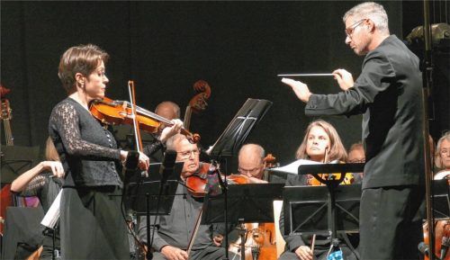Der Dirigent Andreas Penninger und die Solistin Marija Hackl ganz einander zugewandt beim Violinkonzert von Felix Mendelssohn Bartholdy.Foto Janka