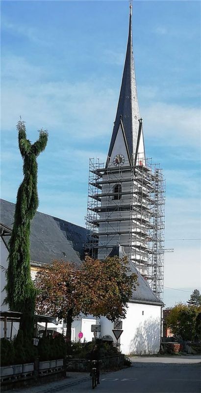 Der Frasdorfer Kirchturm ist eingerüstet für die ersten Ausbaumaßnahmen.Foto Rehberg