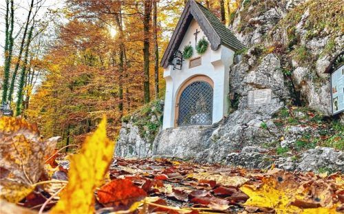 Der idyllisch anmutende, sehr beliebte Wanderweg „Über die Kette“ entstand im Zusammenhang mit den Eisenwerken am Hammerbach (Mitte 16. Jahrhundert bis 1879). An höchster Stelle ist die Kettenkapelle erbaut worden mit der Schmerzhaften Muttergottes sowie dem heiligen Christopherus mit dem Jesuskind als Fürsprecher.Foto H.Reiter