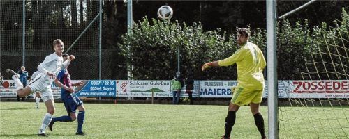 Der Kopfball von Matthias Rauscher segelt zum 2:1 ins Dorfener Tor. Foto  Johannes Wimmer