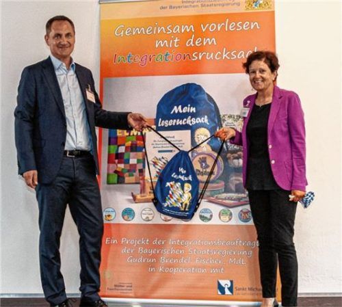 Der Leserucksack ist ein Gemeinschaftsprojekt der Integrationsbeauftragten Gudrun Brendel-Fischer und des Sankt Michaelbundes, hier vertreten durch Direktor Stefan Eß.