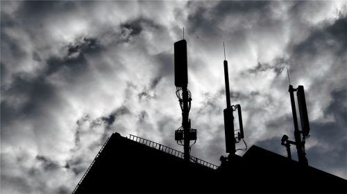 Wo sollen die Funkmasten in der Gemeinde Riedering hin? Die Gemeinderäte lehnten zwei Standorte per Beschluss ab. Ein grundsätzliches Nein ist das aber nicht. Foto dpa