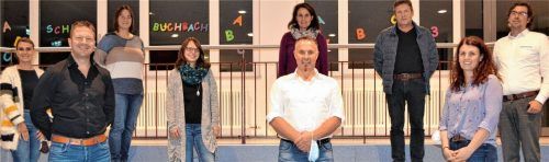 Der neu gewählte Vorstand des Fördervereins Freunde der Kinder Ranoldsberg-Buchbach mit (vorne von links) dem neuen Vorsitzenden Florian Wandinger, seinem Vorgänger Thomas Lechner und der Zweiten Vorsitzenden Veronika Rinberger sowie (hinten von links) der stellvertretenden Kassenwartin Evi Graf, Beisitzerin Barbara Seider, Kassenwartin Christine Löffelmann, Schriftführerin Carmen Sengmüller, Zweitem Bürgermeister Manfred Rott und Schulleiter Dr. Simon Dörr. Foto Rampl