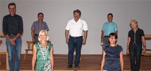Der neue Vorstand der Leader-Aktionsgruppe Chiemgauer Seenplatte setzt sich zusammen aus (von links) Beisitzer Fedor Volckmar-Frentzel, Schriftführer Daniel Mair, Beisitzerin Monika Leiser, Vorsitzendem Josef Reithmeier, Zweitem Vorsitzenden Konrad Linner, Beisitzerin Sabine Löw-Wurmannstetter und Beisitzerin Inge Graichen.Foto LAG Chiemgauer-Seenplatte