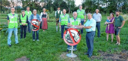 Der Vorstand mit Ralf Exler (vorne links) unterschreibt mit dem Schirmherrn Peter Kloo (vorne rechts) die Stellungnahme zum Raumordnungsverfahren der Bürgerinitiative. Foto re