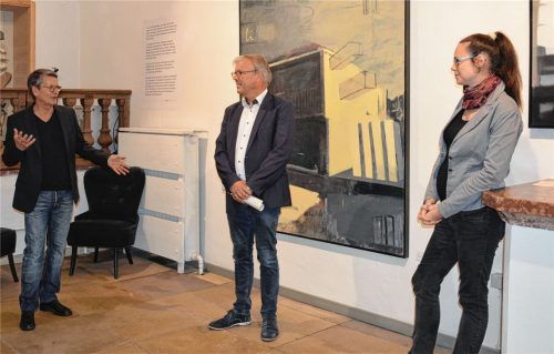 Der Wasserburger Künstler Stefan Scherer (links) im Gespräch über seine Werke mit Bürgermeister Michael Kölbl und Museumsleitung Sonja Fehler.