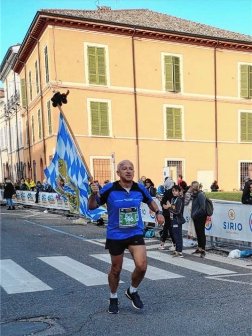 Der Zieleinlauf mit der Bayern-Fahne ist das Markenzeichen des Bruckmühler Marathonläufers.