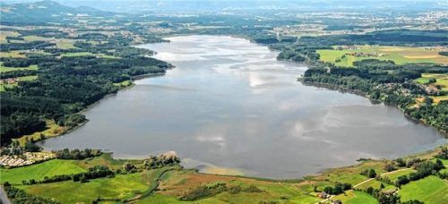 Der Zustand des Simssees ist und bleibt Thema in der Region Rosenheim. In der See-Gemeinde Riedering hat jetzt ein Treffen zwischen Landwirten und der Aktionsgruppe „Sauberer Simssee“ stattgefunden. Foto Ammelburger