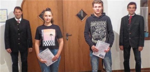 Die außerordentlichen Leistungen der Absolventen feiern (von links) Zweiter Bürgermeister Martin Gruber, Lena Gruber, Simon Schneider und Bürgermeister Siegfried Schick. Nicht auf dem Bild sind die weiteren Einser-Schüler Michael Eder, Tobias Huber und Maximilian Wagner. Foto Stettner