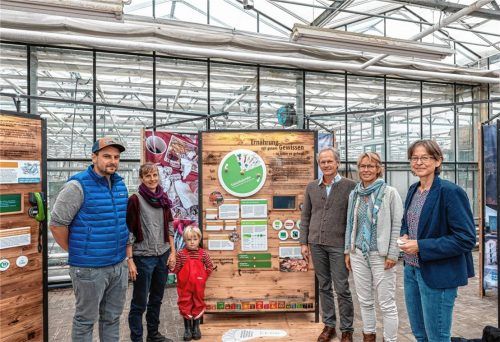 Die „Ausstellungsmacher“: Johannes Schindhelm und Mareike Melain zusammen mit Sohn Basile von der Gärtnerei Jolling, Gärtnerei-Mitarbeiter Werner und Andrea Götte sowie Silke Sesterhenn (von links) von den Regionalen Netzstellen zur Nachhaltigkeitsentwicklung.Foto Thomae