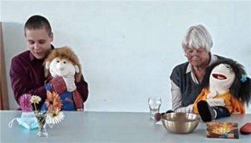 Die beiden Handpuppen „Peterle“ und „Paula“ sagten im Namen der Gäste ein großes Dankeschön an die zahlreichen Unterstützer des Café Memory in Obing.Foto  re