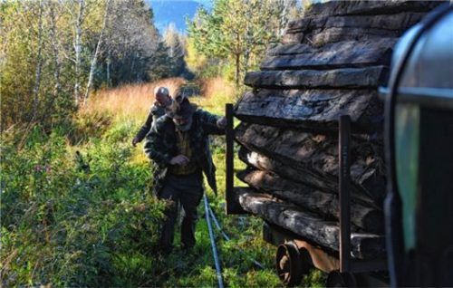 Die Brüder Rudolf (vorne) und Siegfried Patsch an einem voll beladenen Waggon mit Schwellen.
