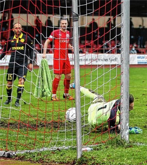 Die Entscheidung im Jahnstadion: Unter Torwart Alin Goia rutscht der Ball zum 0:1 ins Netz.Foto Habermann