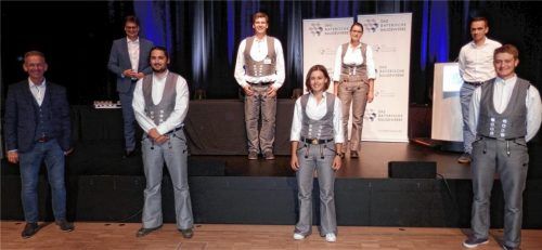 Die Feier wurde unter einem professionellen Abstands- und Hygienekonzept durchgeführt. Anwesend waren unter anderem (hinten von links) Mühldorfs Landrat Maximilian Heimerl, Obermeister Peter Heiß, Prüfungsvorsitzende Angela Kneißl-Rehwald, Hans Peter Hofbauer von der Schlagmann-Edmüller-Stiftung, (vorne von links) Altöttings Bürgermeister Stephan Antwerpen und die drei geehrten Absolventen Tobias Hintermeier, Julia Fischer und Daniel Bösl.Foto maier