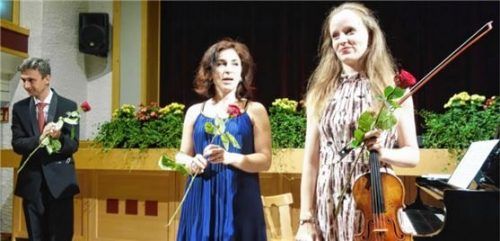 Die finnische Geigerin Anna Maija Hirvonen und die in Armenien geborene Pianistin Lilian Akopova begeisterten im Grassauer Heftersaal. Im Bild links der preisgekrönte Pianist Sorin Creciun.Foto Giesen