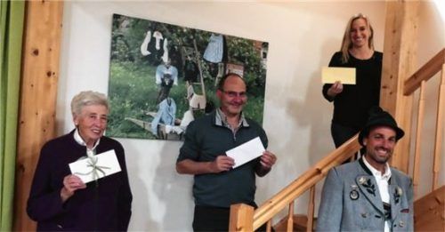 Die glücklichen Gewinner (von links): Ulla Weber, Klaus Liebl und Anna Skiebe mit Vorsitzendem Stefan Jenuwein (vorne). Foto re