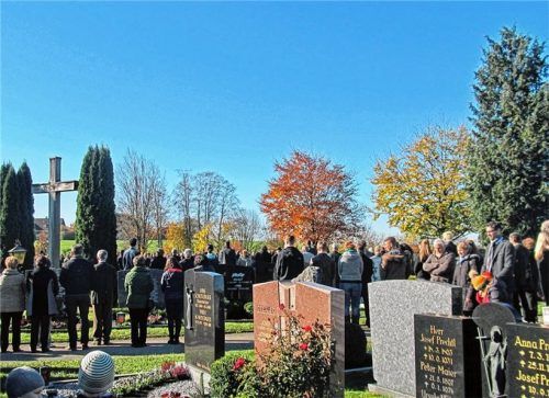 Die Gräbersegnungen an Allerheiligen wie hier auf dem Friedhof in Ostermünchen sind trotz der Corona-Pandemie nach derzeitigem Stand möglich. Foto Stache
