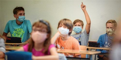 Die Maske kehrt in den Schulalltag zurück. Noch gebe es keine Studien über die Langzeitfolgen, die die Maske hervorrufen kann, bemängelt das Aktionsbündnis Rosenheimer Eltern. Foto dpa