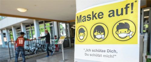 Die Maßnahmen zur Eindämmung der Corona-Pandemie – wie hier die Maskenpflicht an einer Schule – sorgen für reichlich Gesprächsstoff unter unseren Lesern. Foto dpa