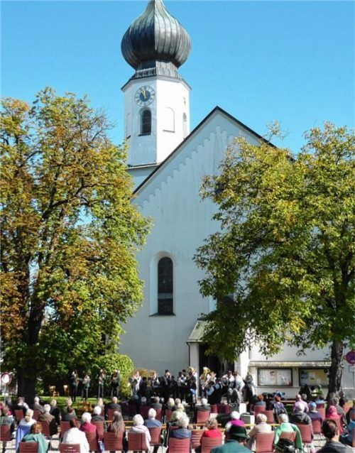Die Musikkapelle Bad Endorf spielt auf.Foto Ammelburger