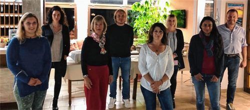 Die neue Vorstandschaft des Damville-Komitees setzt sich zusammen aus (von links) Schriftführerin Lucia Gruber, Kassiererin Antonia Cosic, Vorsitzende Gerlinde Reiter, den Beisitzern Xaver Mayerl, Irene Gruber, Marina Goldmann und Julia Bronke sowie dem stellvertretenden Vorsitzenden Sepp Goldmann. Foto Hoffmann